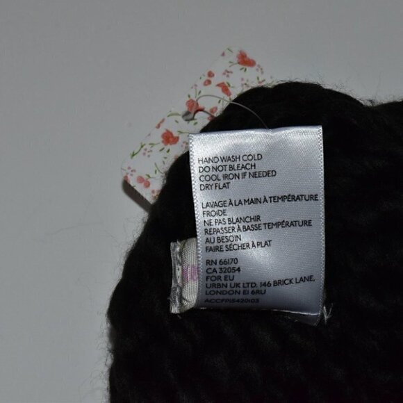 Free People Cozy Chunky Knit Colorblock Pom Pom Beani Winter Hat Black B… - Picture 8 of 9